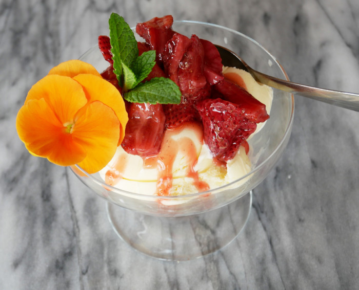 Strawberry ice cream sauce